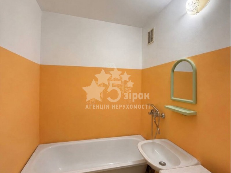 Затишна трикімнатна квартира на Стрілецькій набережній
